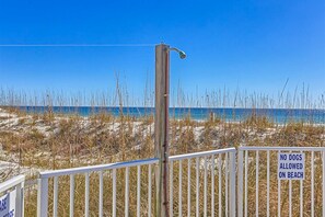 On the beach - Bright resort condo with pool access, cozy patio, plus a washer/dryer (Orange Beach)