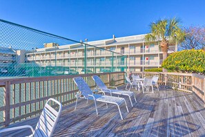 Property grounds - Wonderful beachfront vacation complex with private pool, WiFi, balcony & AC (Orange Beach)