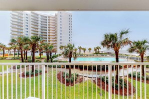 Property grounds - Wonderful beachfront vacation complex with private pool, WiFi, balcony & AC (Orange Beach)