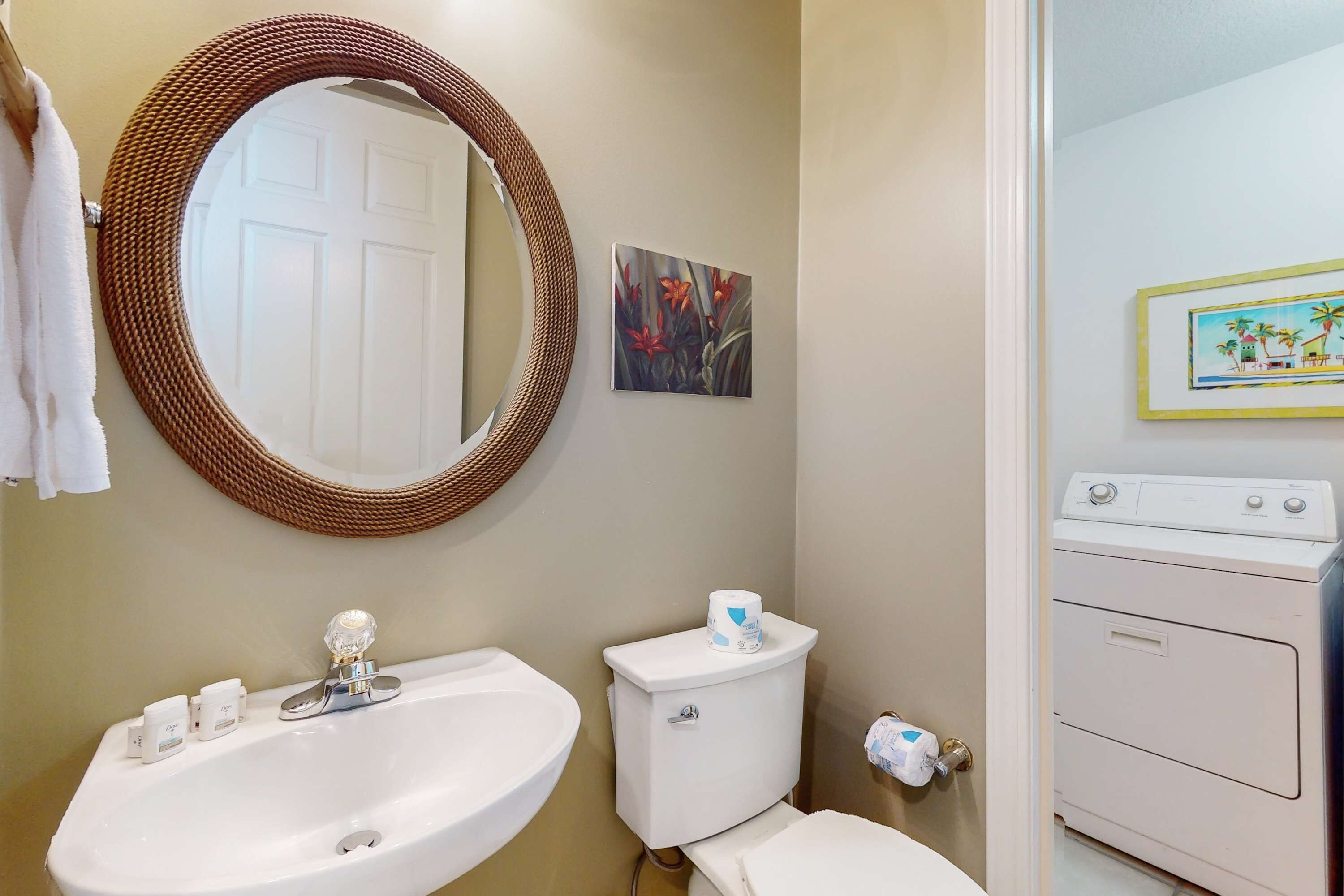 Een badkamer met een wastafel, toilet en een wasmachine.