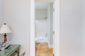 Een douche, een haardroger, handdoeken