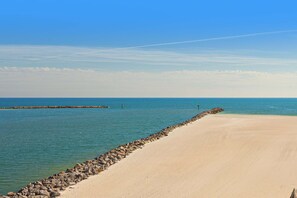 On the beach - Beach & Gulf-front condo with balcony, hot tub, pool, sauna & gym (Orange Beach)