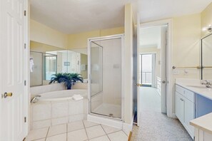 Shower, hair dryer, towels - 5th-floor beachfront condo with balcony, wet bar, pool, hot tub, sauna & gym (Orange Beach)