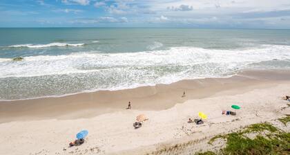 Sunlit Studio Near EGAD & Beach | Queen Bed + TV