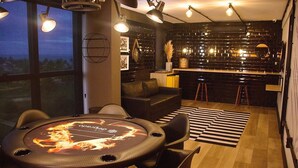 A modern bar area with a round table, bar stools, and a black and white striped rug. - Park Del Prado #603 - Intermares by Carpediem (Cabedelo)