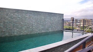 A rooftop swimming pool with a view of the cityscape. - Park Del Prado #603 - Intermares by Carpediem (Cabedelo)