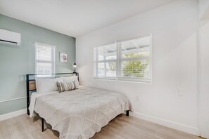 Room - Minimalist Studio | Wifi + Arts Scene & Near River (Melbourne)