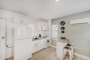 Private kitchen - Minimalist Studio | Wifi + Arts Scene & Near River (Melbourne)