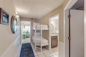 1 bedroom, Internet, bed sheets - 3rd-Floor Beachfront Condo w/Spacious Balcony, Shared Outdoor Pool, Gym, A/C (Orange Beach)