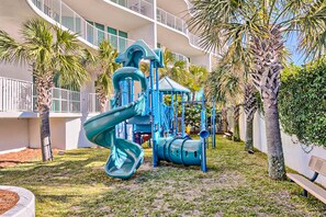 Children’s area - Beachfront 13th-floor condo with balcony, hot tubs, pools, & tennis courts (Orange Beach)