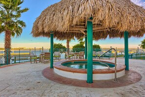 Outdoor dining - Beachfront 13th-floor condo with balcony, hot tubs, pools, & tennis courts (Orange Beach)