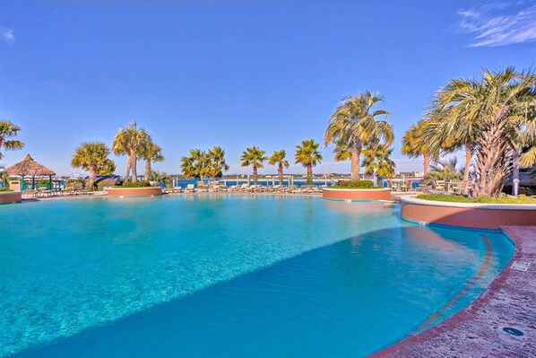 Pool - Beachfront 13th-floor condo with balcony, hot tubs, pools, & tennis courts (Orange Beach)