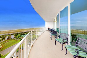 Property grounds - Beachfront 13th-floor condo with balcony, hot tubs, pools, & tennis courts (Orange Beach)