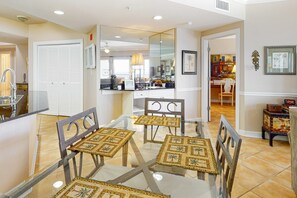 Dining - Amazing View Beachfront Condo with Resort Style Pools, Sauna, Beach Access, with a Private Balcony (Orange Beach)