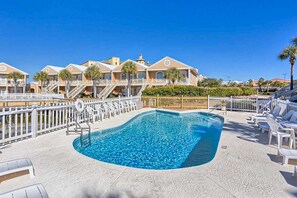 Pool - Colorful Ground-Floor Condo w/Shared Pool, Central A/C, Private W/D, Free WiFi (Orange Beach)