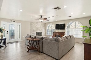 TV, fireplace, ping pong, books - Cabo Resort: Hot-tub, Pool, Mini-Greens, Games (Lake Havasu City)