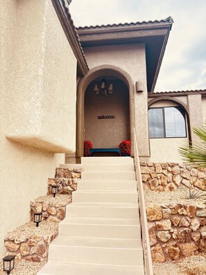 Exterior - Cabo Resort: Hot-tub, Pool, Mini-Greens, Games (Lake Havasu City)