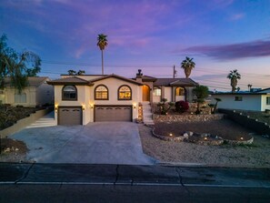 Unclassified image, 4 of 95, button - Havasu Pool Home | Spa, Games & Boat Parking (Lake Havasu City)