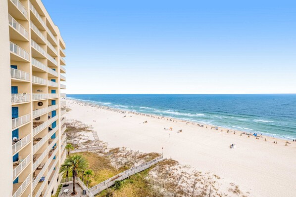 On the beach - Bold & Bright Beachfront Condo with Resort Style Pools, Sauna, Fitness Room, Private Balcony featuring amazing Views! (Orange Beach)