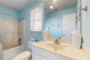 Shower, towels - Family-friendly beach home w Gulf views, a full kitchen, & spacious living area (Orange Beach)