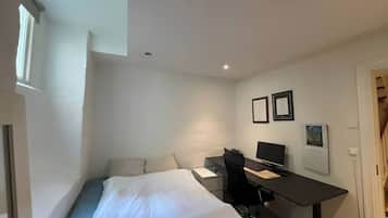 Iron/ironing board, WiFi, bed sheets