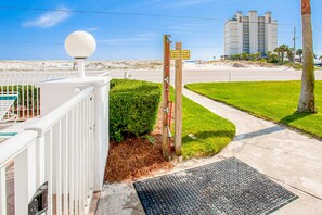 Property grounds - Beautiful oceanfront condo with pool, hot tub, beach access, balcony, & WiFi (Gulf Shores)