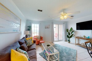 TV, offices - Beautiful oceanfront condo with pool, hot tub, beach access, balcony, & WiFi (Gulf Shores)