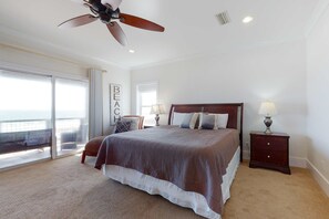 4 bedrooms, iron/ironing board, WiFi, bed sheets - Delightful escape with direct beach access, WiFi, furnished deck, & full kitchen (Gulf Shores)
