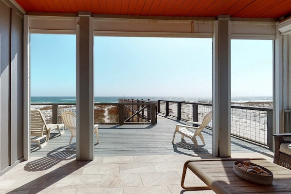 Terrace/patio - Delightful escape with direct beach access, WiFi, furnished deck, & full kitchen (Gulf Shores)
