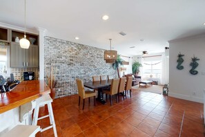 Dining - Delightful escape with direct beach access, WiFi, furnished deck, & full kitchen (Gulf Shores)