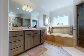 Shower, towels - Delightful escape with direct beach access, WiFi, furnished deck, & full kitchen (Gulf Shores)