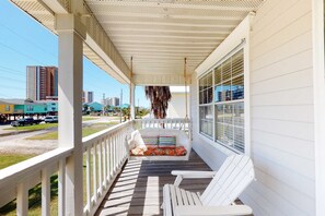 Property grounds - Tranquil Gulf escape with 2 decks, beach access nearby, central AC & free WiFi (Gulf Shores)