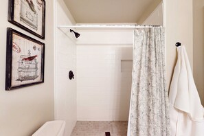 Shower, towels - Tranquil Gulf escape with 2 decks, beach access nearby, central AC & free WiFi (Gulf Shores)