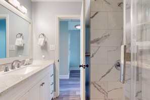Shower, towels - Chic, updated home with high-speed WiFi, AC, & W/D - nearby beach access (Gulf Shores)