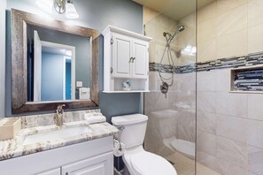 Shower, towels - Gulf-view condo with pool, balcony, & central AC - walk 50 feet to deeded beach (Gulf Shores)