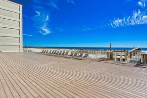 Terrace/patio - Boardwalk 283 gulf-view condo with WiFi, central ac, balcony, & outdoor pool (Gulf Shores)