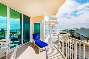 Property grounds - Spacious Coastal Gem With Fast WiFi, Gulf Views, Private Balcony & Full Kitchen (Gulf Shores)