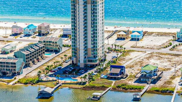 Ein Hochhaus-Hotel mit Pool, Strandzugang und einer Marina.