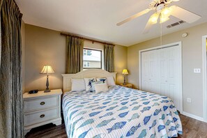 3 bedrooms, desk, WiFi, bed sheets - Direct Lagoon Front Home w/ Shared Pool, Free WiFi, Central A/C, & Water Views (Gulf Shores)