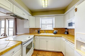 Fridge, microwave, oven, stovetop - Direct Lagoon Front Home w/ Shared Pool, Free WiFi, Central A/C, & Water Views (Gulf Shores)