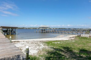 Beach nearby - Direct Lagoon Front Home w/ Shared Pool, Free WiFi, Central A/C, & Water Views (Gulf Shores)