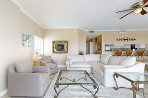 TV, offices - Bright & attractive condo in Gulf-front building with pool & spacious balcony (Gulf Shores)