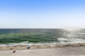 On the beach - Bright & attractive condo in Gulf-front building with pool & spacious balcony (Gulf Shores)
