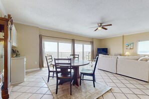 TV, offices - Bright & attractive condo in Gulf-front building with pool & spacious balcony (Gulf Shores)