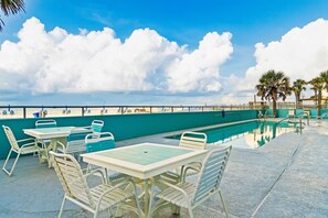 Pool - Bright & attractive condo in Gulf-front building with pool & spacious balcony (Gulf Shores)