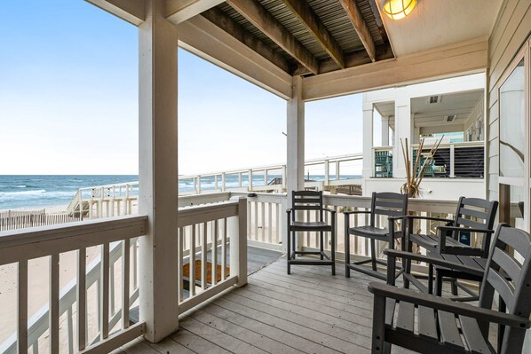 Property grounds - Gorgeous Beachfront House with Private Balcony, Free WiFi & Central AC (Gulf Shores)
