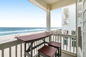 Property grounds - Gorgeous Beachfront House with Private Balcony, Free WiFi & Central AC (Gulf Shores)