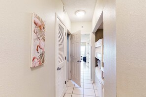Interior - Bright and Nicely Decorated Condo in Gulf-Front Condo w/Shared Pool, WiFi (Gulf Shores)
