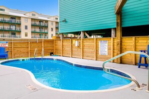 Pool - Gorgeous Condo in Beachfront Location w/Shared Pool, Central AC, Free WiFi (Gulf Shores)