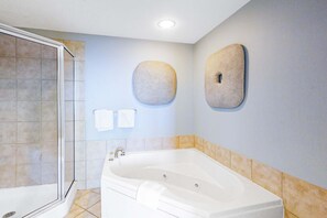 Shower, towels - Gulf-front penthouse with pool, sauna, washer,dryer, & central AC (Gulf Shores)